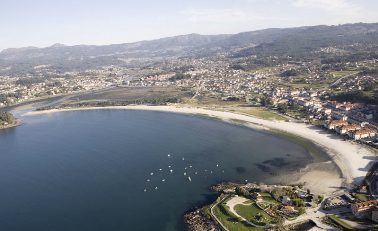 Fallece un hombre en un la playa de Ladeira, Baiona, al que rescataron del agua sin conocimiento