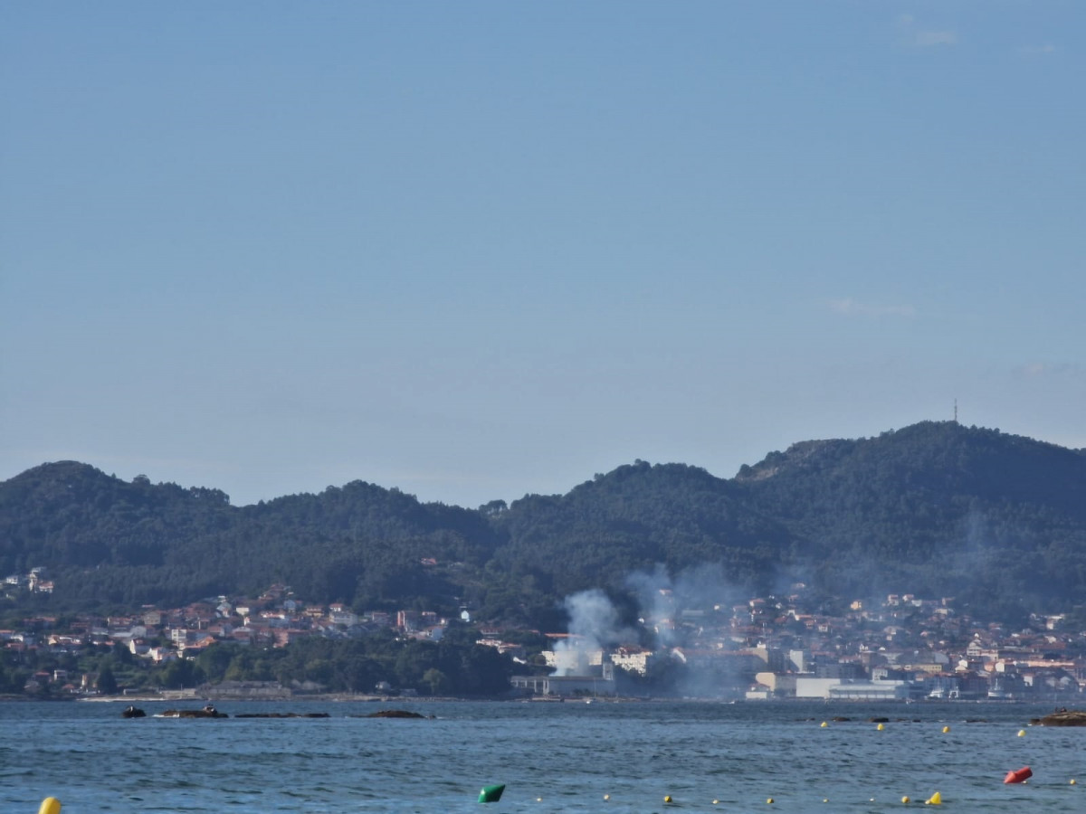 Incendio en el entorno de la antigua conservera de Massó, en Cangas (Pontevedra), visto desde Vigo.