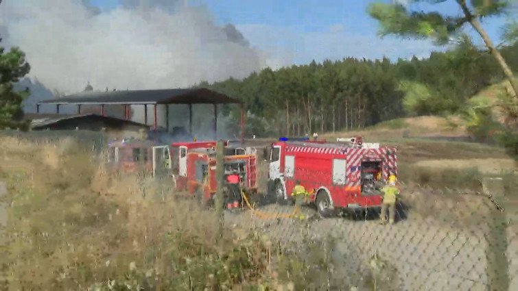 El fuego en dos naves industriales en Castro de Rei salta hasta el monte