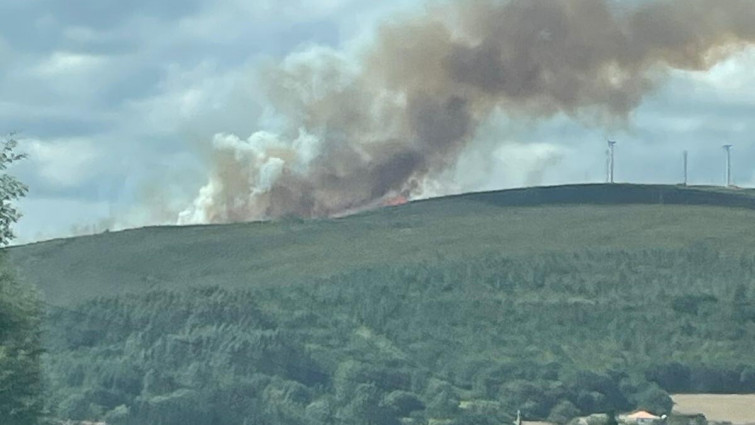 Jornada caliente en los montes gallegos, con el incendio en Palas de Rei estabilizado tras quemar 120 hectáreas