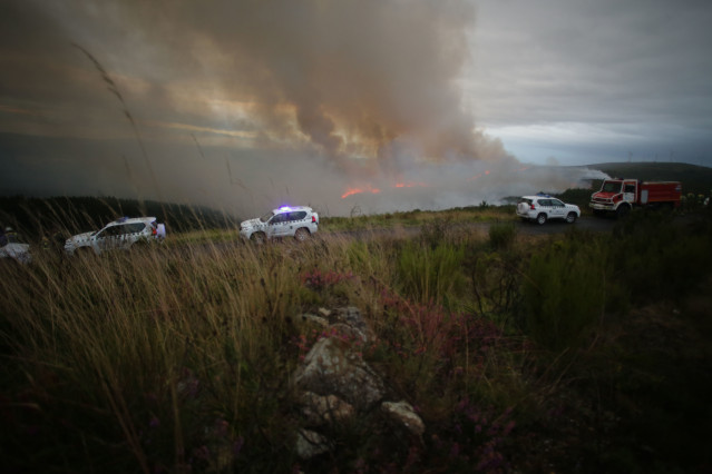 Varios vehículos de emergencias cerca del incendio forestal, a 18 de agosto de 2023, en Palas de Rei, Lugo, Galicia (España). El incendio forestal, que se ha iniciado la tarde de hoy y se ha visto avivado por el viento, ronda, según la Consellería de Medi
