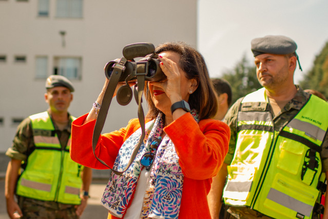 La ministra de Defensa en funciones, Margarita Robles, mira a través de unos prismáticos durante su visita a los componentes de la Brigada 'Galicia' VII Brilat en su Base 'General Morillo'.