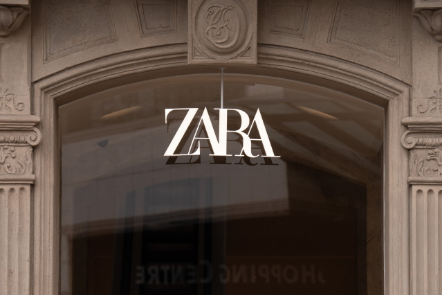 Una tienda de la franquicia Zara en Barcelona, a 7 de agosto de 2023, en Barcelona, Catalunya (España). Zara es una cadena de moda española de Arteijo (La Coruña), España. Perteneciente al grupo Inditex, fue fundada por Amancio Ortega y Rosalía Mera.