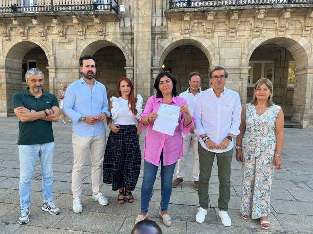 La portavoz municipal del PP en Lugo, Elena Candia, junto con otros representantes populares en el Ayuntamiento.