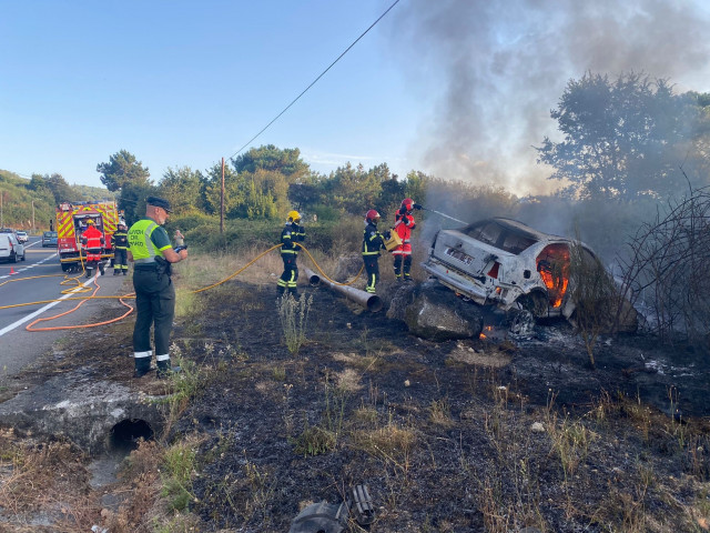 Incendio del coche que se salió de la vía en la N-525