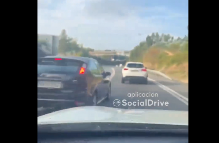 (VÍDEO) La temeraria conducción de dos coches en Vilagarcía que pudo acabar en tragedia: 