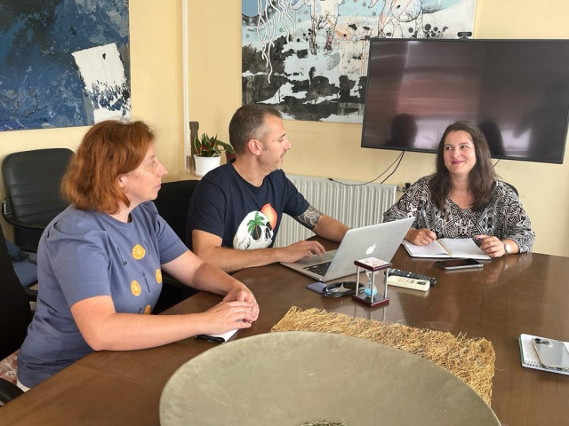 La alcaldesa de Cangas (Pontevedra), Araceli Gestido, se reúne con la secretaria comarcal de CIG-Saúde, Pilar Rodríguez, y el delegado de Personal y Prevención 061 de Cangas, Óscar Graña.