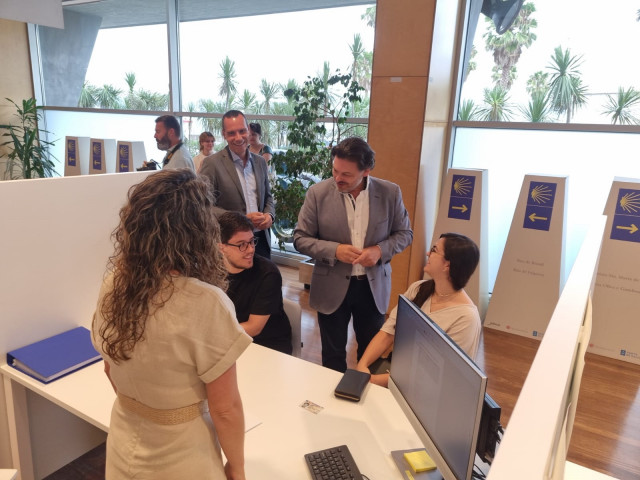 Visita del secretario xeral de Emigración, Antonio Rodríguez Miranda, a la oficina de atención a gallegos retornados, en la delegación territorial de la Xunta en Vigo.
