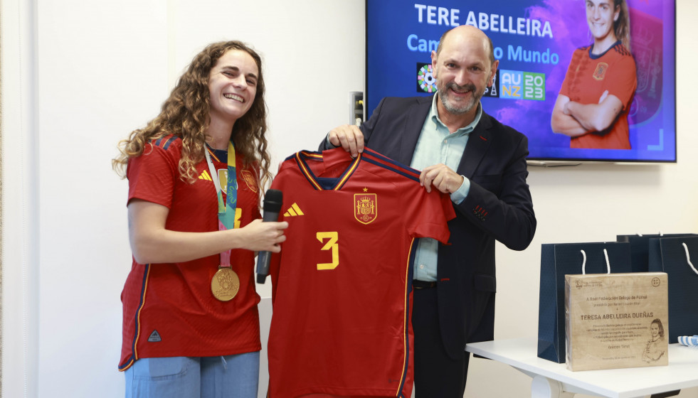 La jugadora de la Selección Teresa Abelleira y el presidente de la Federación Gallega, Rafael Louzán, en la Sede de la Federación Gallega de Fútbol.