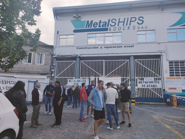 Trabajadores del astillero Metalships de Vigo, a las puertas de la empresa, en la primera jornada de la huelga indefinida convocada para denunciar el desmantelamiento de la empresa y los despidos, a 28 de agosto de 2023.