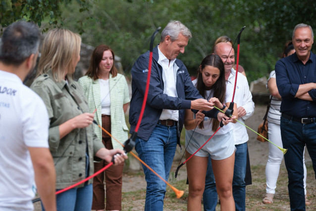 El presidente de la Xunta, Alfonso Rueda, y la conselleira de Política Social, Fabiola García, en un campamento de verano del programa Coñece Galicia, en Covelo (Pontevedra).