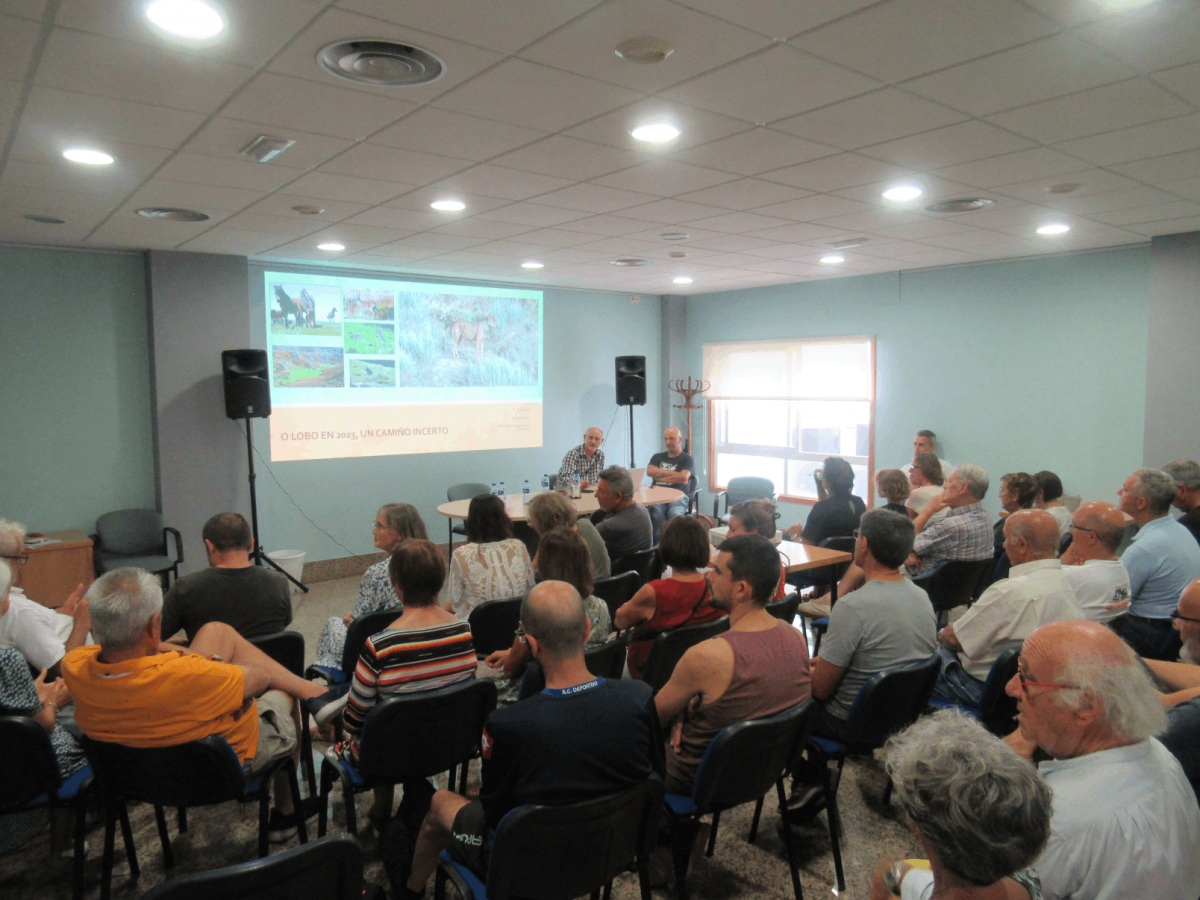 Conferencia sobre el lobo en Cariu00f1o en una foto de Manuel Vilas