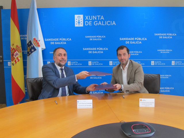 El conselleiro de Sanidade, Julio García Comesaña, y el alcalde de Cospeito, Armando Castosa Alvariño, han firmado el convenio para ejecutar  obras de reforma en el centro de salud