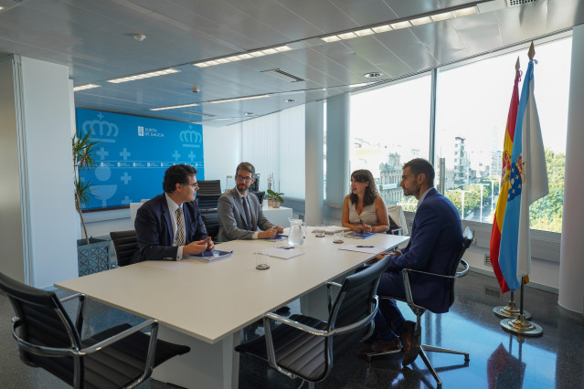 La conselleira de Economía, Industria e Innovación, María Jesús Lorenzana, en una reunión con responsables de Anfaco-Cecopesca.