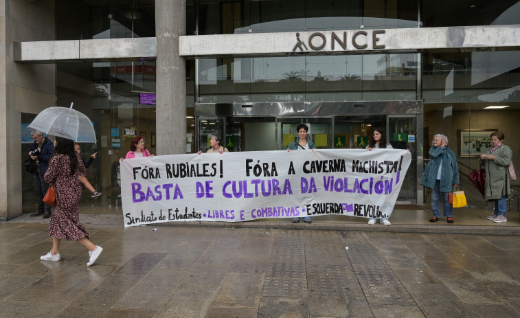 Una decena de personas se concentra en A Coruña para exigir el cese de Luis Rubiales