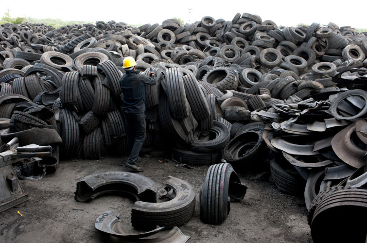 Búscase empresa para desfacerse de 36.000 toneladas de neumáticos