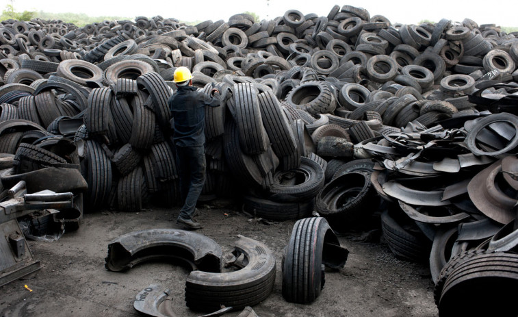 Búscase empresa para desfacerse de 36.000 toneladas de neumáticos