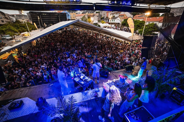 La Comisión de Fiestas de Santa Cruz de Oleiros (A Coruña) tacha de 