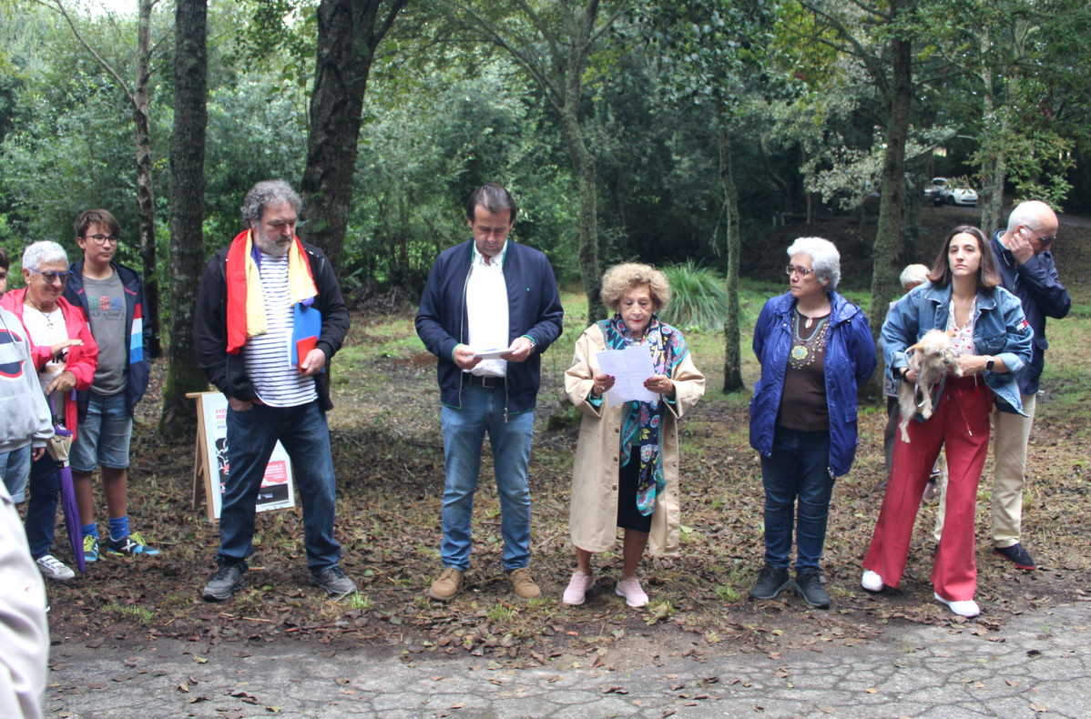 Pu00e9rez Valado e Celia Inu00e9s Feiju00f3o Soto, no centro, durante os discursos na homenaxe