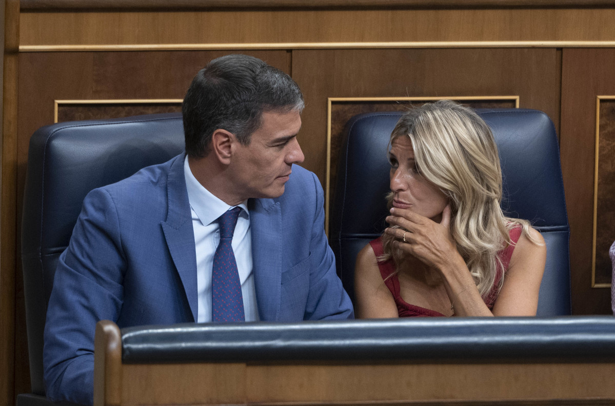 El presidente del Gobierno en funciones y secretario general del PSOE, Pedro Sánchez y la líder de Sumar, Yolanda Díaz durante la Sesión Constitutiva de la XV Legislatura en el Congreso de los Diputados, a 17 de agosto de 2023, en Madrid (España).
