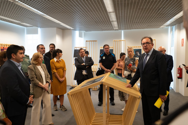El secretario general de Instituciones Penitenciarias, Ángel Luis Ortiz, inaugura una muestra sobre la prisión de Teixeiro