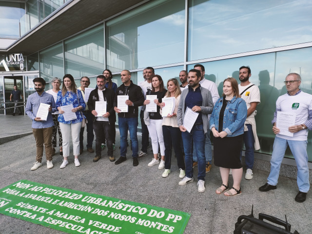 Comuneros, entidades vecinales, ecologistas y partidos políticos, ante la delegación de la Xunta en Vigo para la presentación de más de 4.000 alegaciones contra la declaración de interés autonómico del proyecto del Real Club Celta,  Galicia Sports 360.