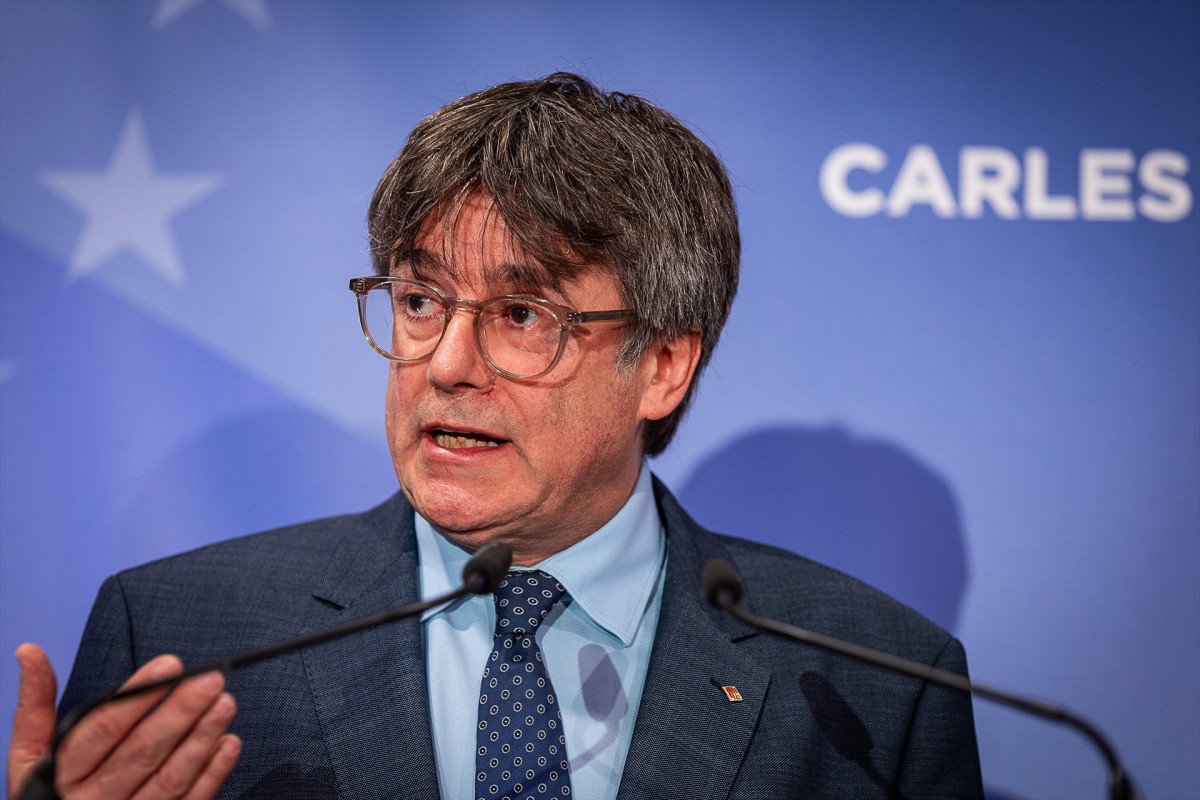 Puigdemont en la conferencai de Junts en una foto de James Arthur Gekiere