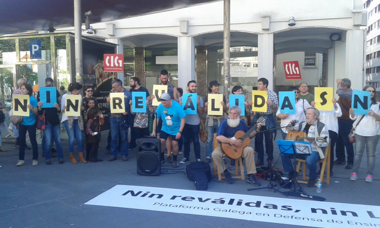 Mini e Mero cantan na concentración contra as 