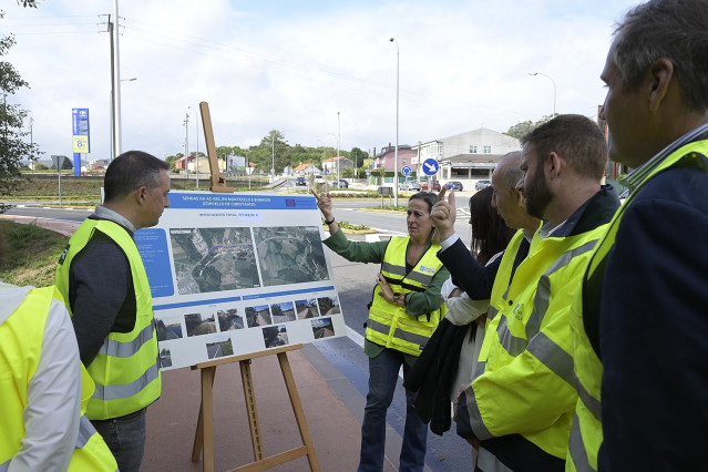 Archivo - La conselleira de Infraestruturas e Mobilidade, Ethel Vázquez  supervisa las obras de sendas peatonales en Coristanco