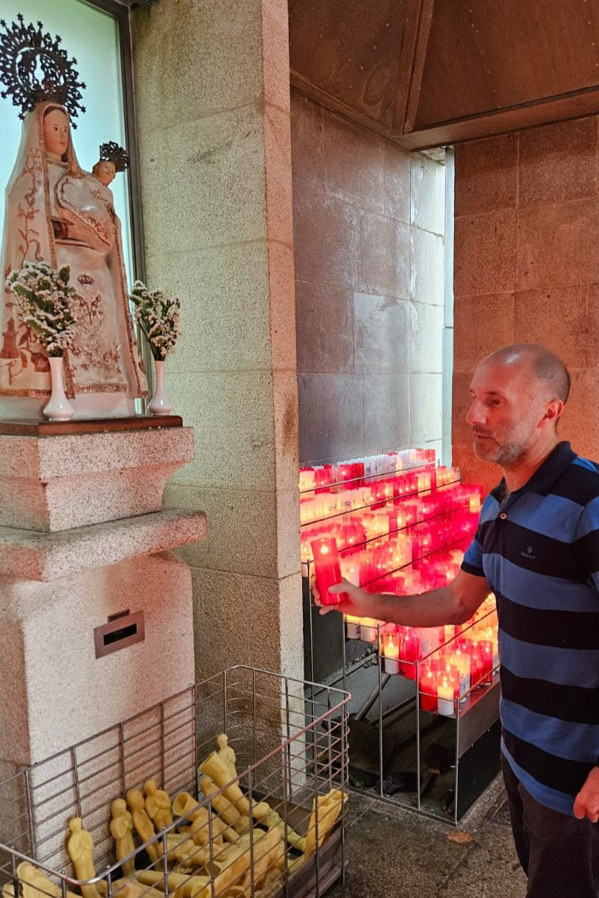 Ju00e1come poniendole una vela a Virxe dos Milagres en una imagen difundida esta semana en las redes sociales