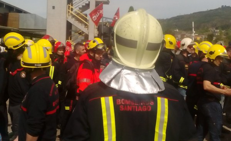​Os bombeiros de Santiago deixaron a cidade “desatendida” para extinguir un incendio en Teo