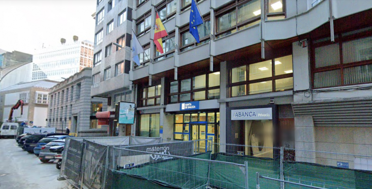 Desalojan las oficinas de la Consellería de Sanidade en A Coruña y una sucursal de Abanca por el fuego