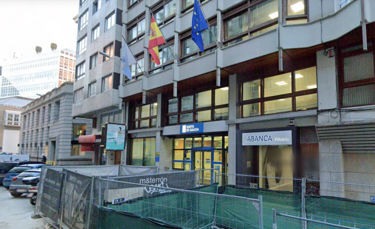 Desalojan las oficinas de la Consellería de Sanidade en A Coruña y una sucursal de Abanca por el fuego