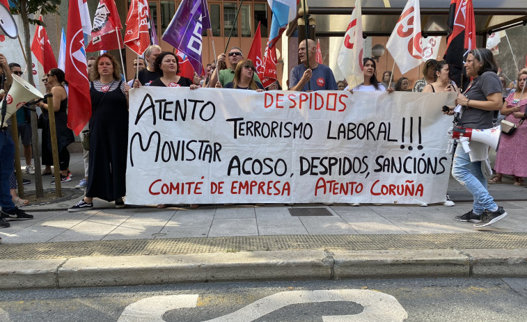 Trabajadores de Atento se moviliza en A Coruña contra los despidos de 