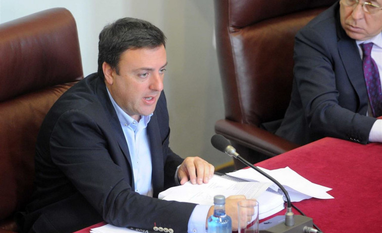 El presidente de la Diputación coruñesa le manda un puñal a Méndez Romeu