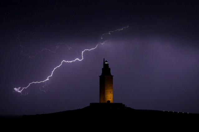Archivo - Vista de un rayo sobre la Torre de Hércules, a 26 de octubre de 2022, en A Coruña, Galicia (España). Situada en la costa norte de la península coruñesa, en un cerro de unos 50 metros de altitud. En sus alrededores se encuentra el Parque Escultór