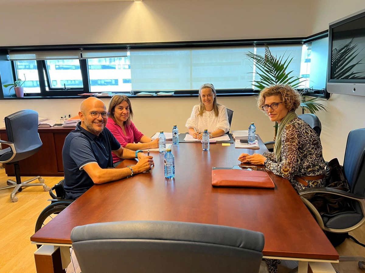 La Secretaria Xeral Da Igualdade, Sandra Vázquez, En La Reunión Con Representantes De Acadar Y Cogami
