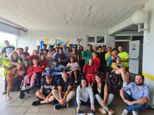 La directora xeral de Persoas con Discapacidade, Begoña Abeijón, visita a los participantes del último turno de los campamentos de verano en la Residencia de Tiempo Libre de Panxón, en Nigrán (Pontevedra).