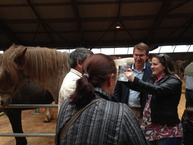 Selfies con fans e berros de guapo. Feijóo entra en campaña