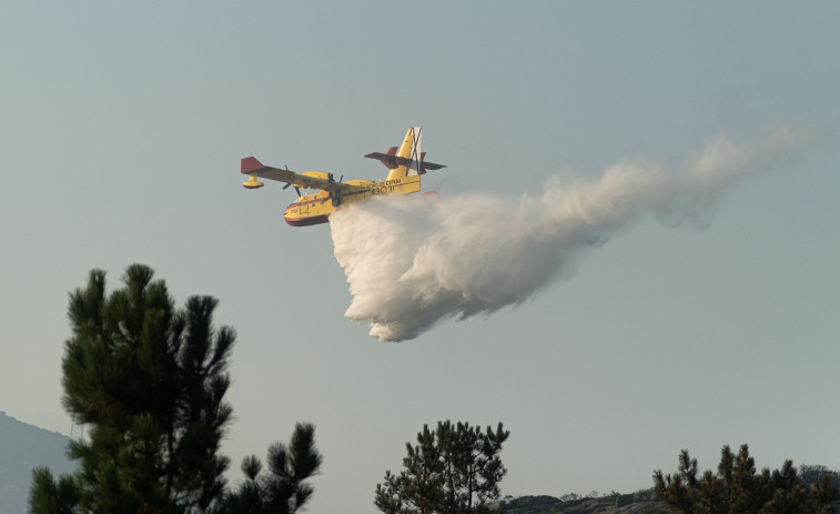 Un incendio forestal activo en Avión afecta a más de 20 hectáreas