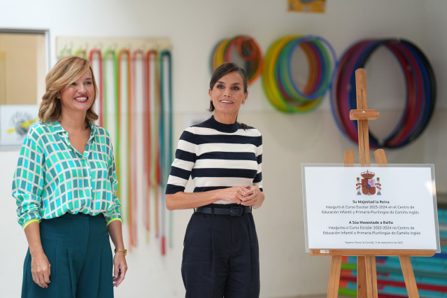 La reina Letizia, junto a la ministra de Educación, Pilar Alegría, en la  inauguración de la apertura del curso escolar 2023/2024,  en el CEIP Plurilingüe do Camiño Inglés, a 11 de septiembre de 2023, en Sigüeiro, Oroso, A Coruña, Galicia (España).