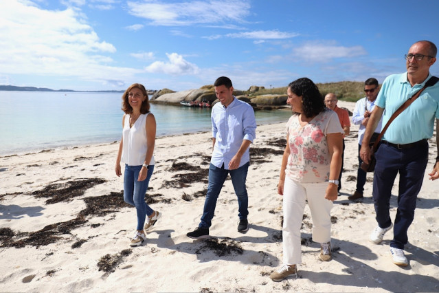 La vicepresidenta segunda y conselleira de Medio Ambiente, Territorio e Vivenda, Ángeles Vázquez, visita el islote Areoso, en A Illa de Arousa (Pontevedra).