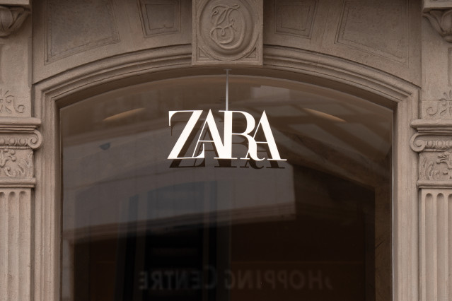Archivo - Una tienda de la franquicia Zara en Barcelona, a 7 de agosto de 2023, en Barcelona, Catalunya (España). Zara es una cadena de moda española de Arteijo (La Coruña), España. Perteneciente al grupo Inditex, fue fundada por Amancio Ortega y Rosalía
