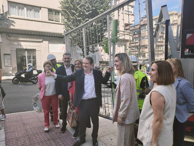 El alcalde de Vigo, Abel Caballero, junto a varios concejales, en el inicio del montaje del alumbrado navideño, a 12 de septiembre de 2023.