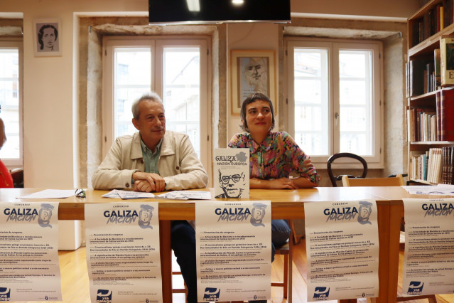 El coordinador de Vía Galega, Anxo Louzao, y Lucía Veciño, miembro de la coordinadora nacional