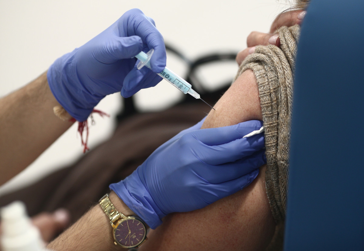 Archivo - Una mujer es vacunada con la vacuna de AstraZeneca contra el Covid-19 en el Hospital de Emergencias Enfermera Isabel Zendal, a 8 de abril de 2021, en Madrid (España). La Comisión de Salud 