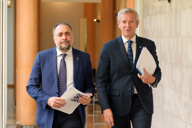El conselleiro de Sanidade, Julio García Comesaña, junto al presidente de la Xunta, Alfonso Rueda, antes de comparecer tras el Consello de la Xunta