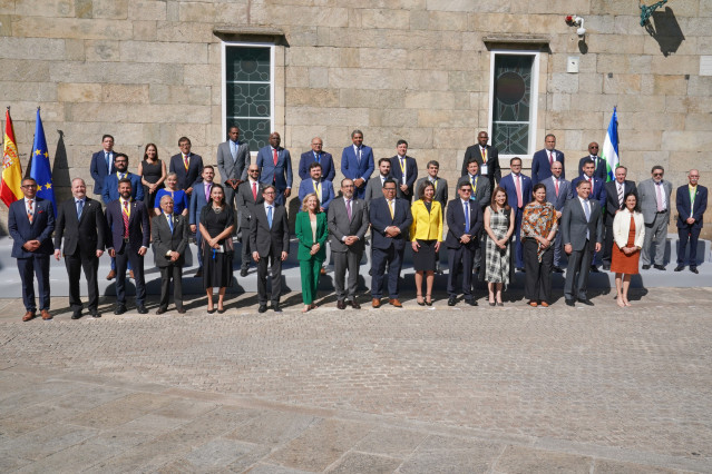Foto de familia de los asistentes al acto de firma de suscripción de acciones de ampliación de capital del Banco de Desarrollo de América Latina y el Caribe (CAF), en el Monasterio San Francisco Hotel Monumento, a 14 de septiembre de 2023, en Santiago de
