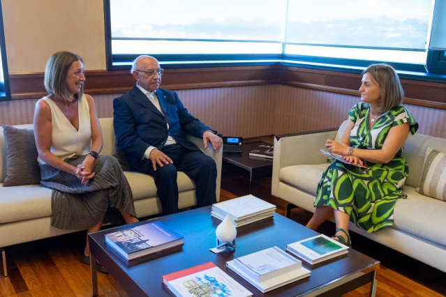 La conselleira de Promoción do Emprego e Igualdade, Elena Rivo, mantiene un encuentro con representantes de Cáritas Diocesana de Santiago de Compostela.