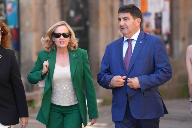 La ministra de Asuntos Económicos y Transformación Digital en funciones, Nadia Calviño, y el presidente del Banco Central Uruguall, Diego Labat, a su llegada a la clausura 'Diálogos con el sector bancario por el progreso económico y social', en el Centro